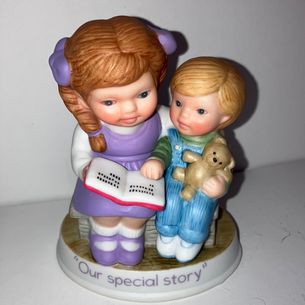 1991 Avon Fine Collectibles Tender Memories Our Specialโ Story